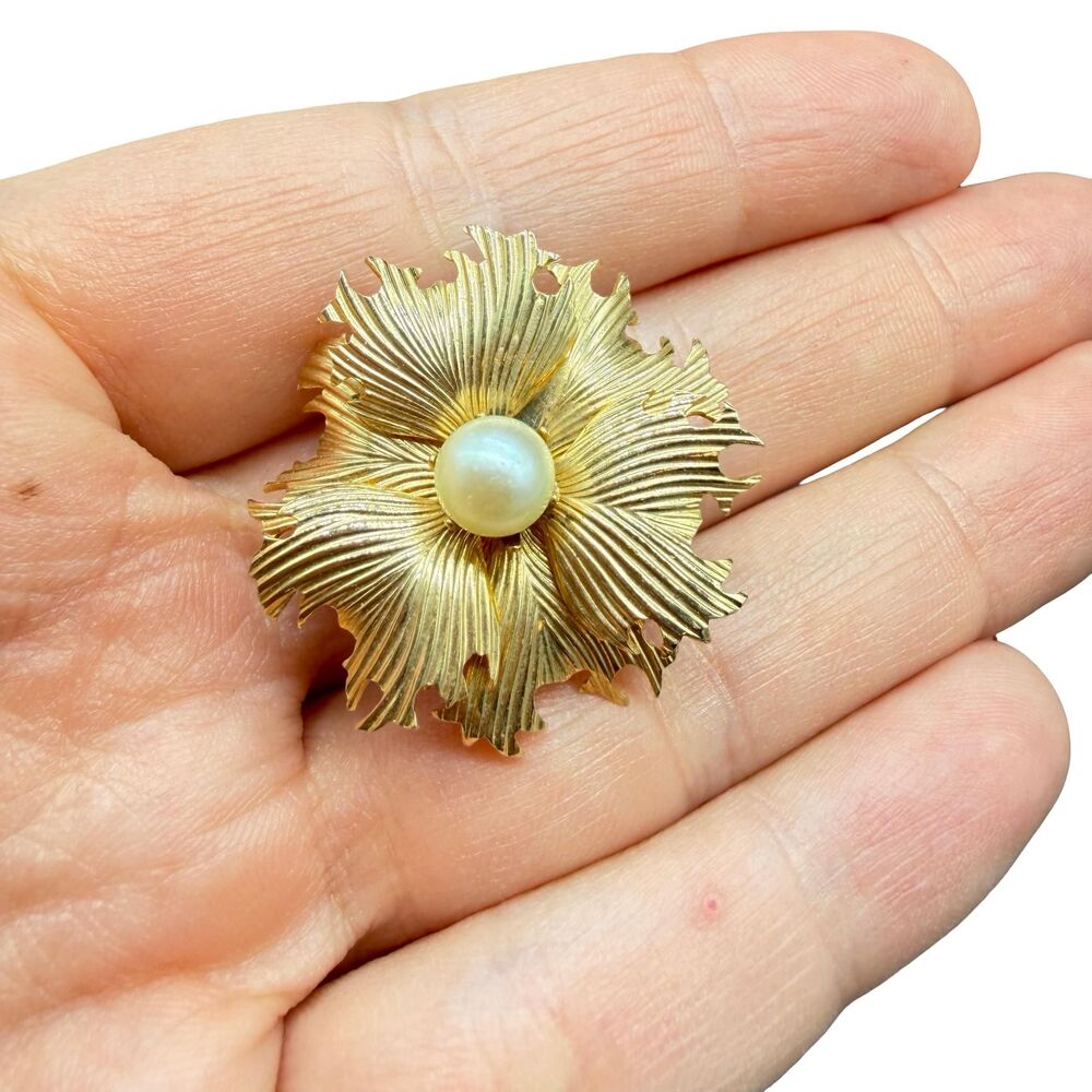 Vintage Jewelry Gold Tone Flower Brooch with pearl Floral Pin